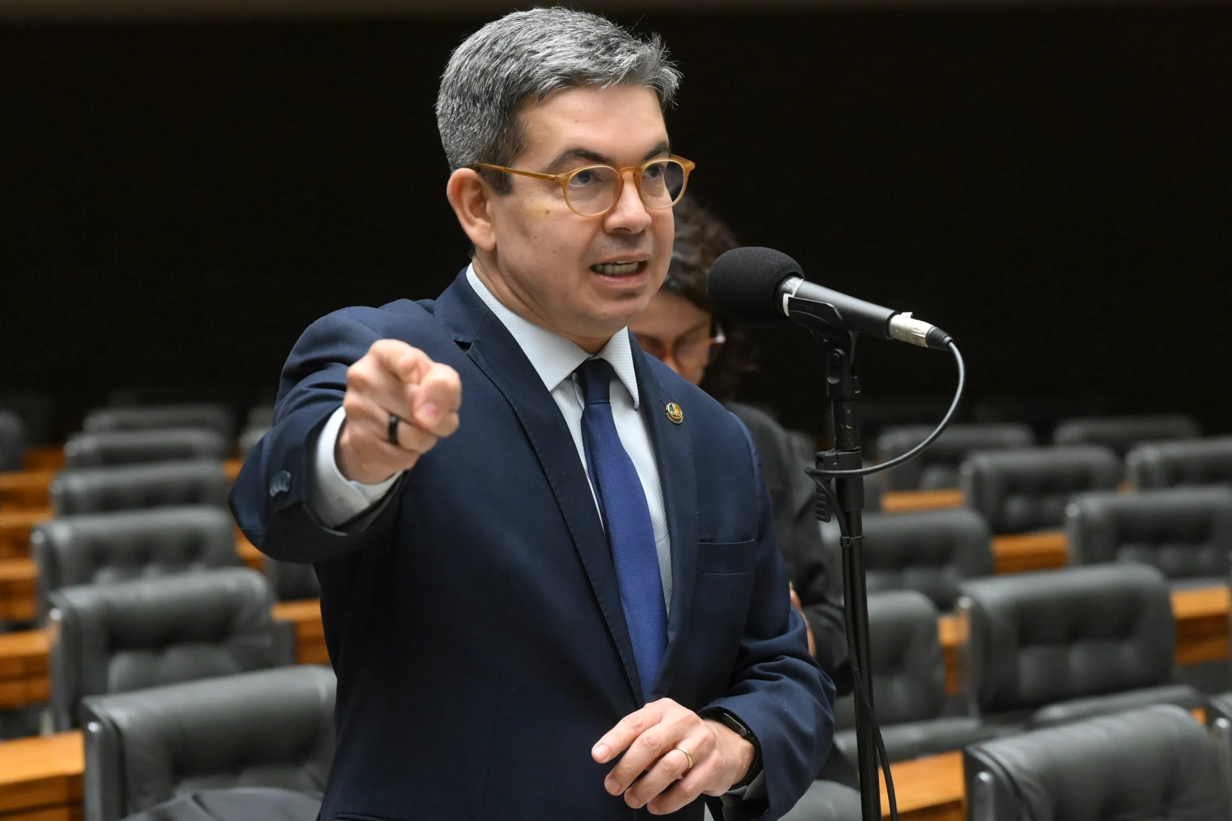 Randolfe Rodrigues critica afastamento do diretor da PF por Mendonça
