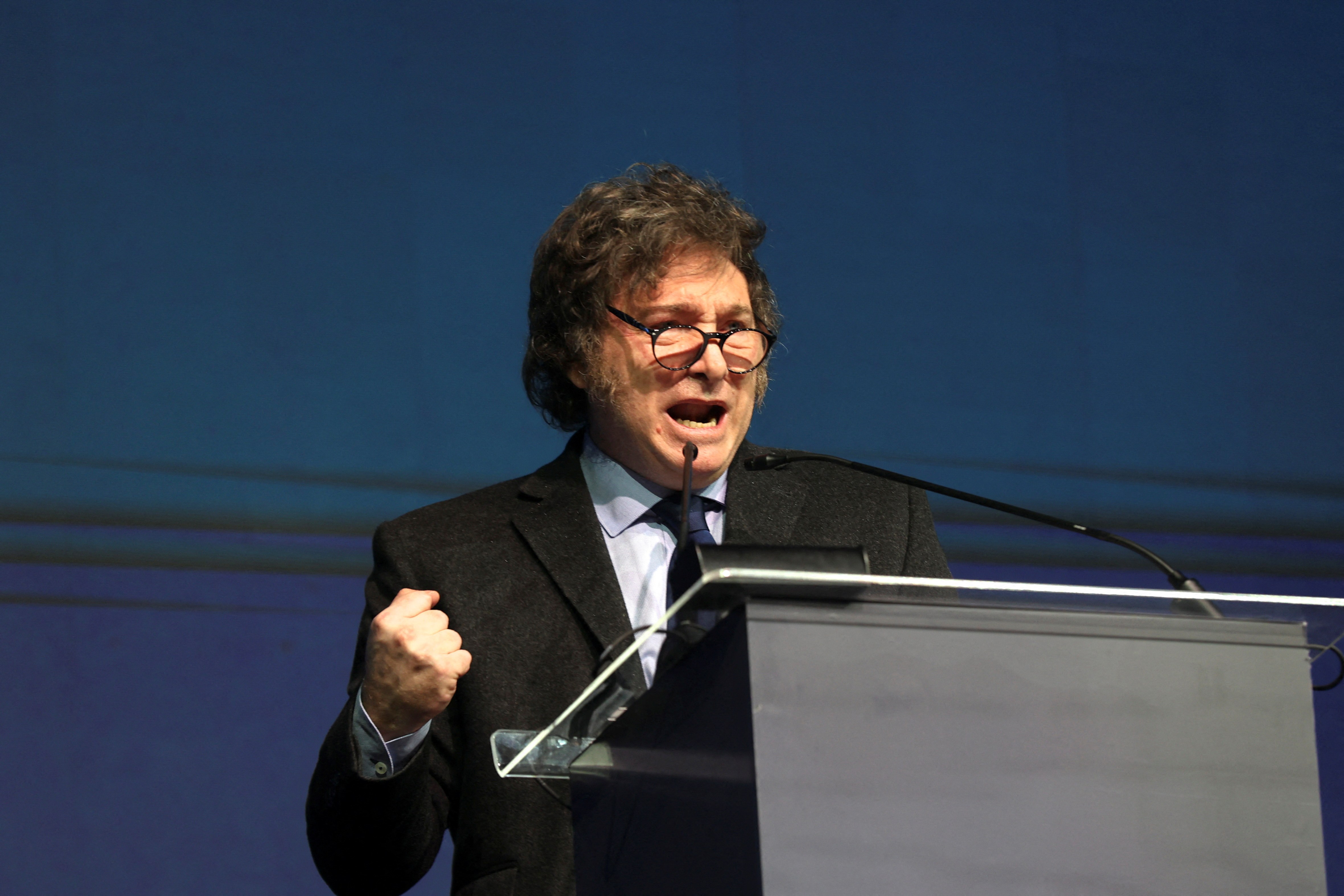 orçamento de milei para 2027 prevê cortes em universidades, ciência e deficiência