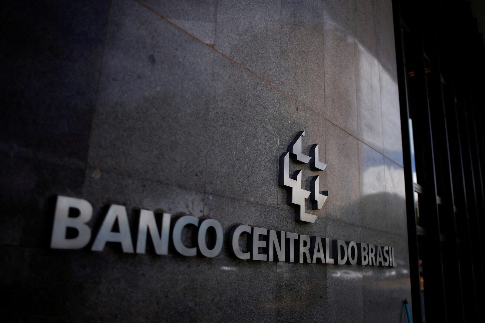 Selic a 14% eleva despesas financeiras de empresas e freia lucros em R$ 99 bilhões