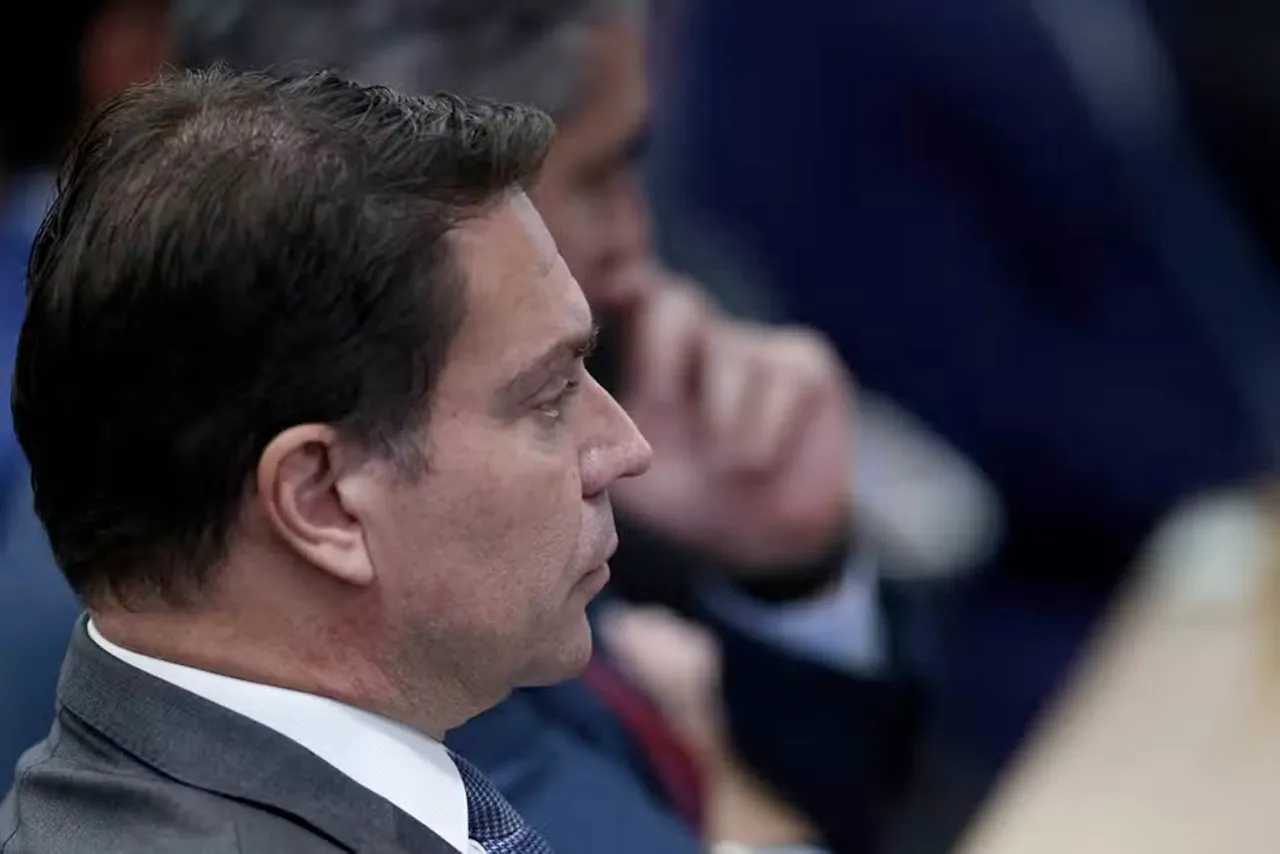 Flávio Dino autoriza busca contra Mario Frias e menciona risco de fuga de parlamentares