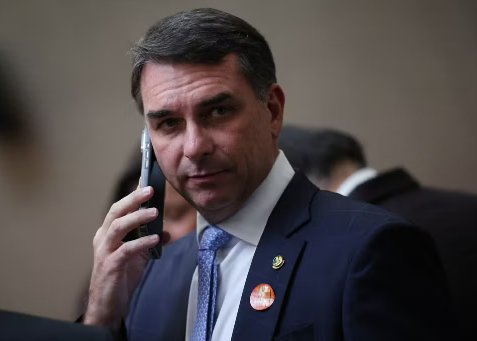pt vai ao tse contra rede de 324 perfis que favoreceria flávio bolsonaro no instagram