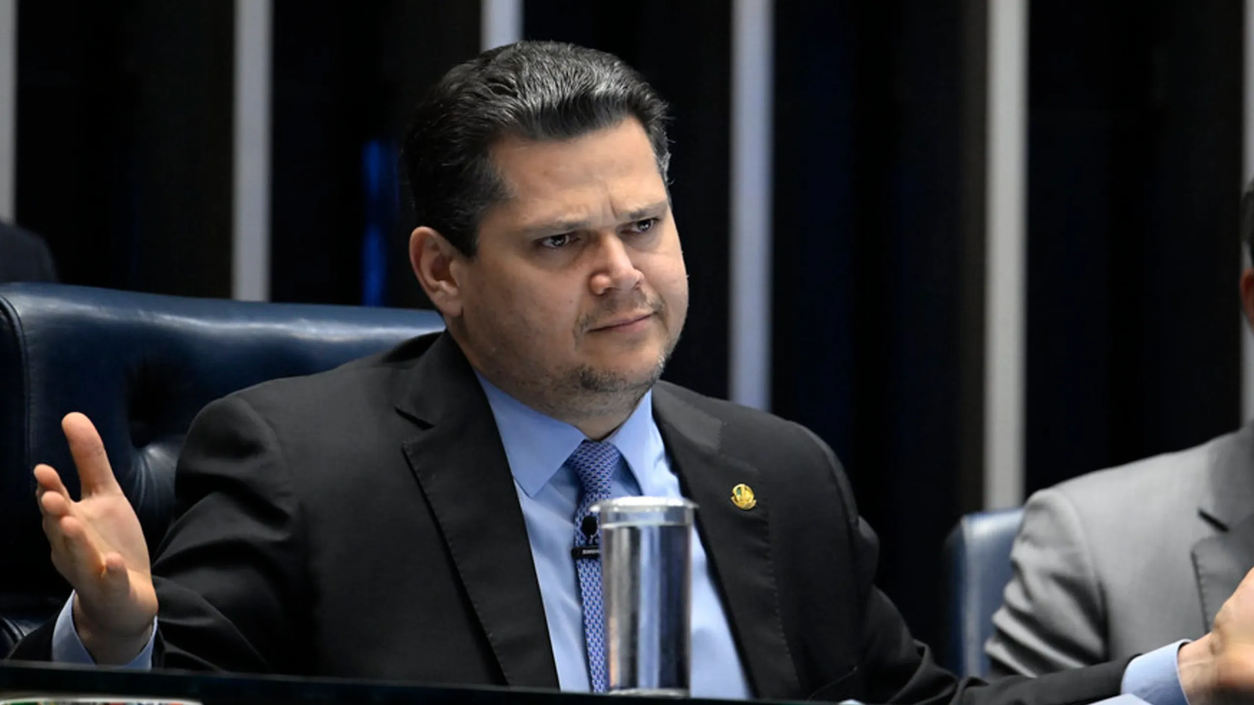 Alcolumbre busca negociar anistia a Bolsonaro para manter liderança do Senado
