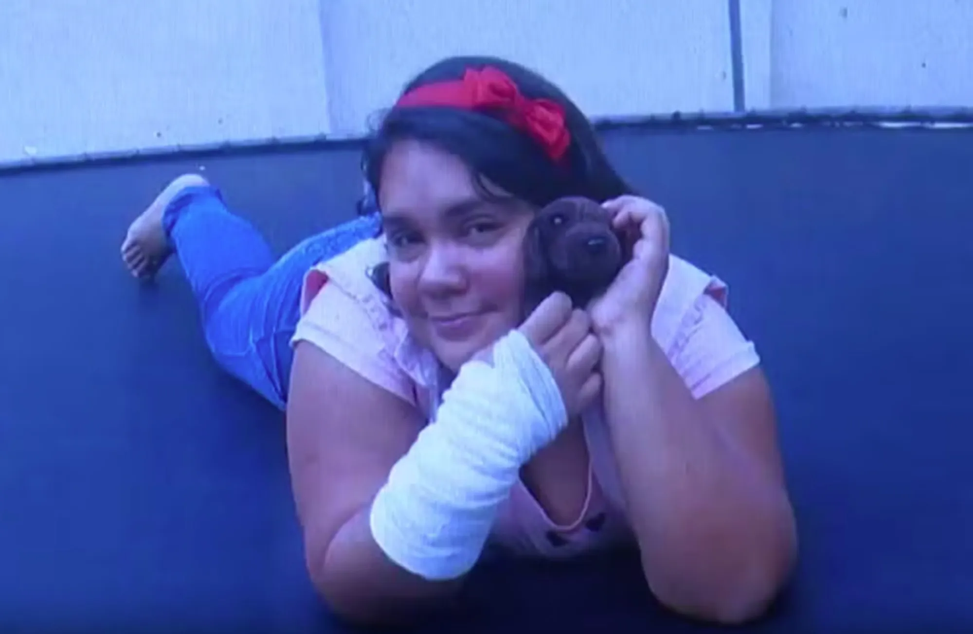 Mulher que se fingiu de criança para ser adotada obtém prisão domiciliar