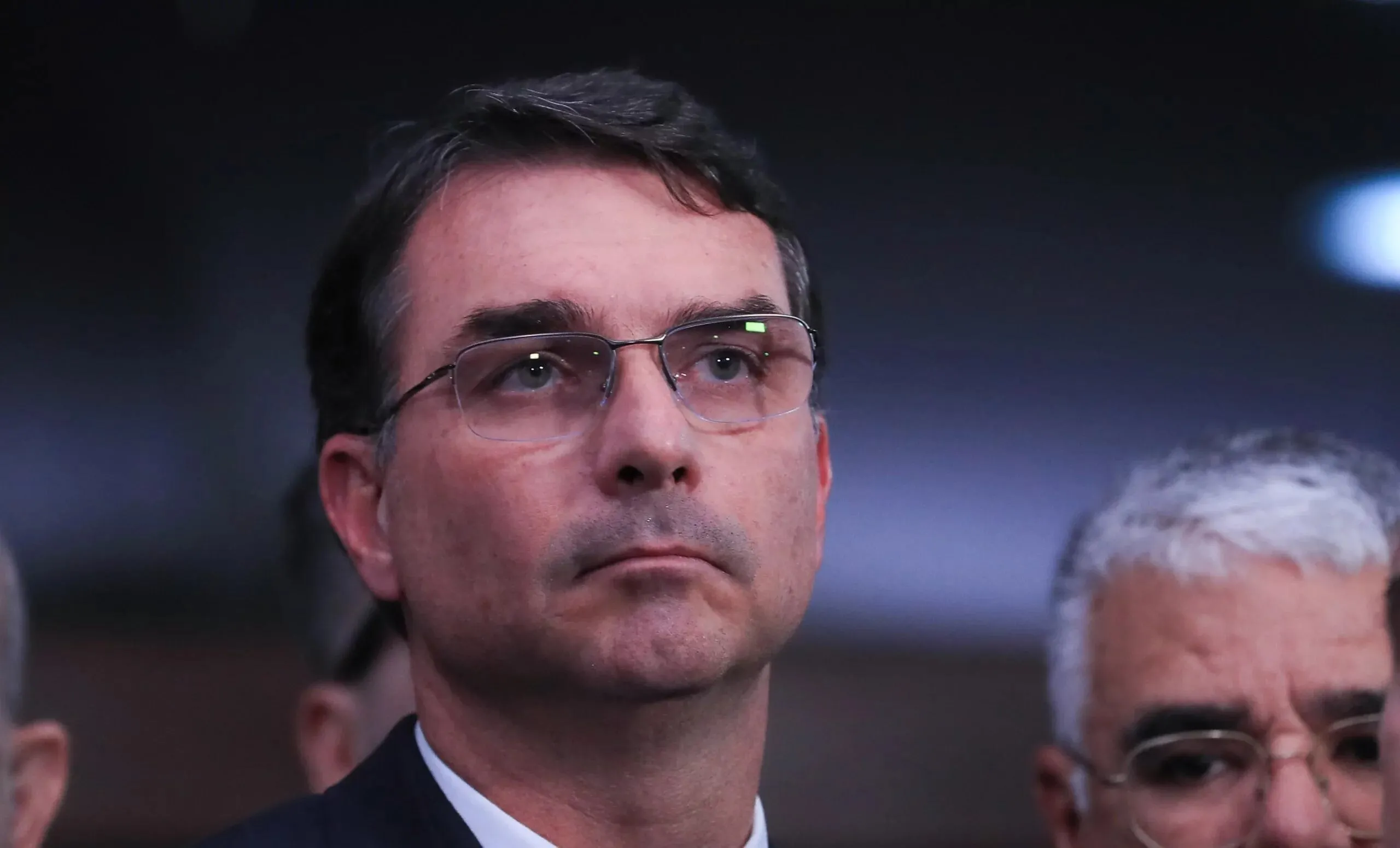 Flávio Bolsonaro lança "TV Celular" com programação 24 horas no YouTube