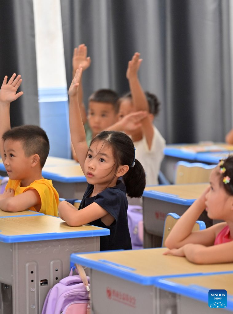 Início do novo semestre letivo é celebrado em escolas da China