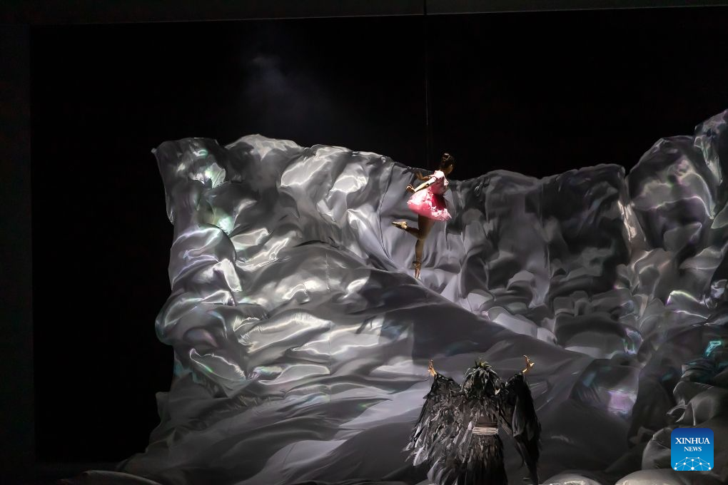 Espetáculo chinês 'O Cisne' encanta público em Atenas com fusão de balé e acrobacia
