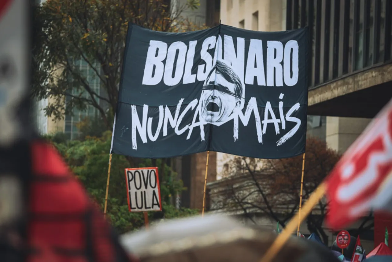 Milhares vão às ruas em apoio a Lula e democracia; Caetano Veloso faz show em Brasília