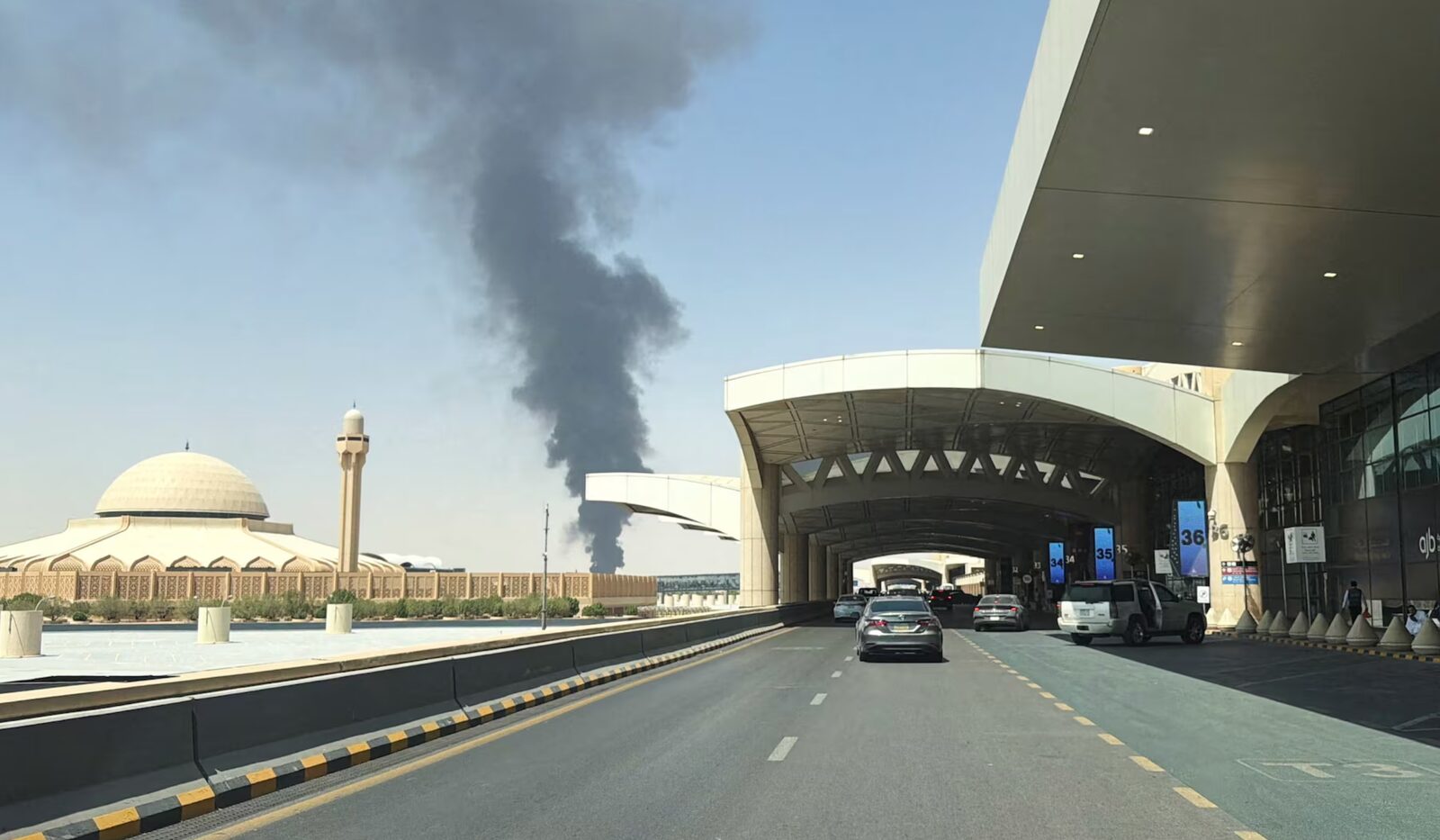 Houthis atacam Riade com mísseis e drones e fogo é visto perto de aeroporto