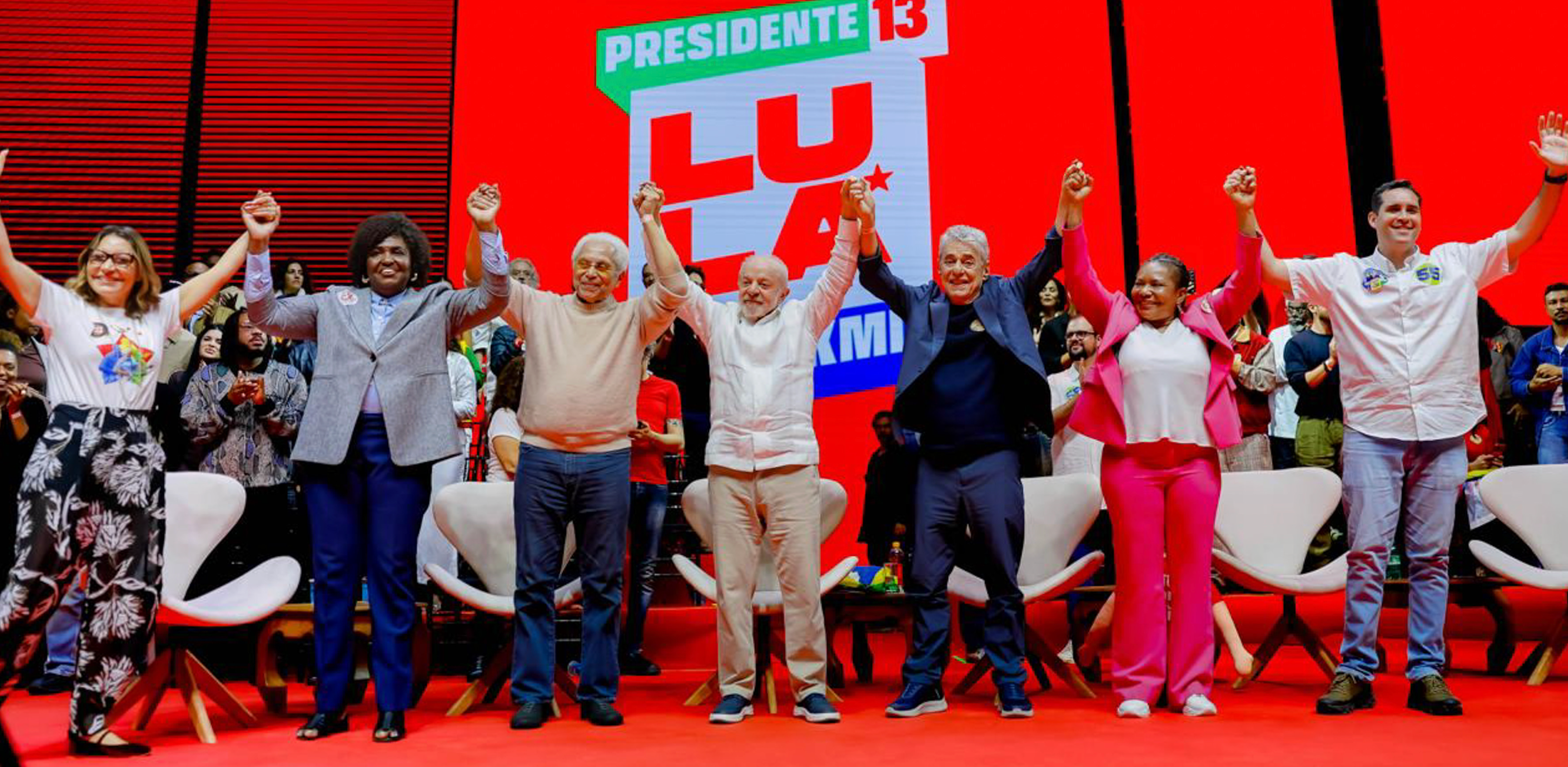 Lula propõe revolução cultural nas periferias em ato com artistas no Rio