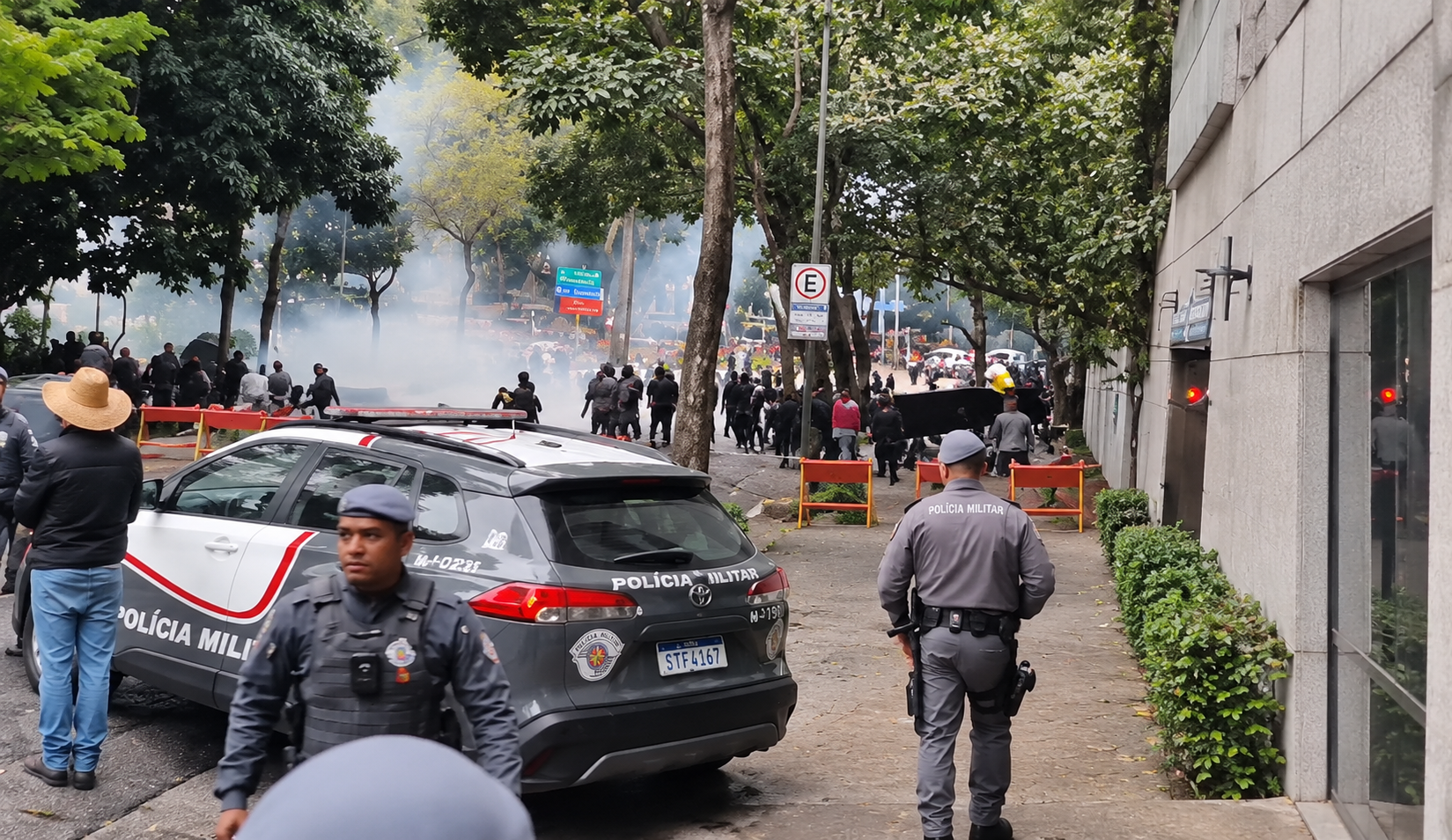 PM usa gás lacrimogêneo contra manifestantes na Paulista antes de ato bolsonarista