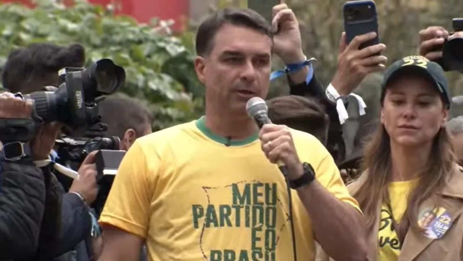 Flávio Bolsonaro reaviva teoria da 'facada' e levanta questionamentos sobre investigação de 2018