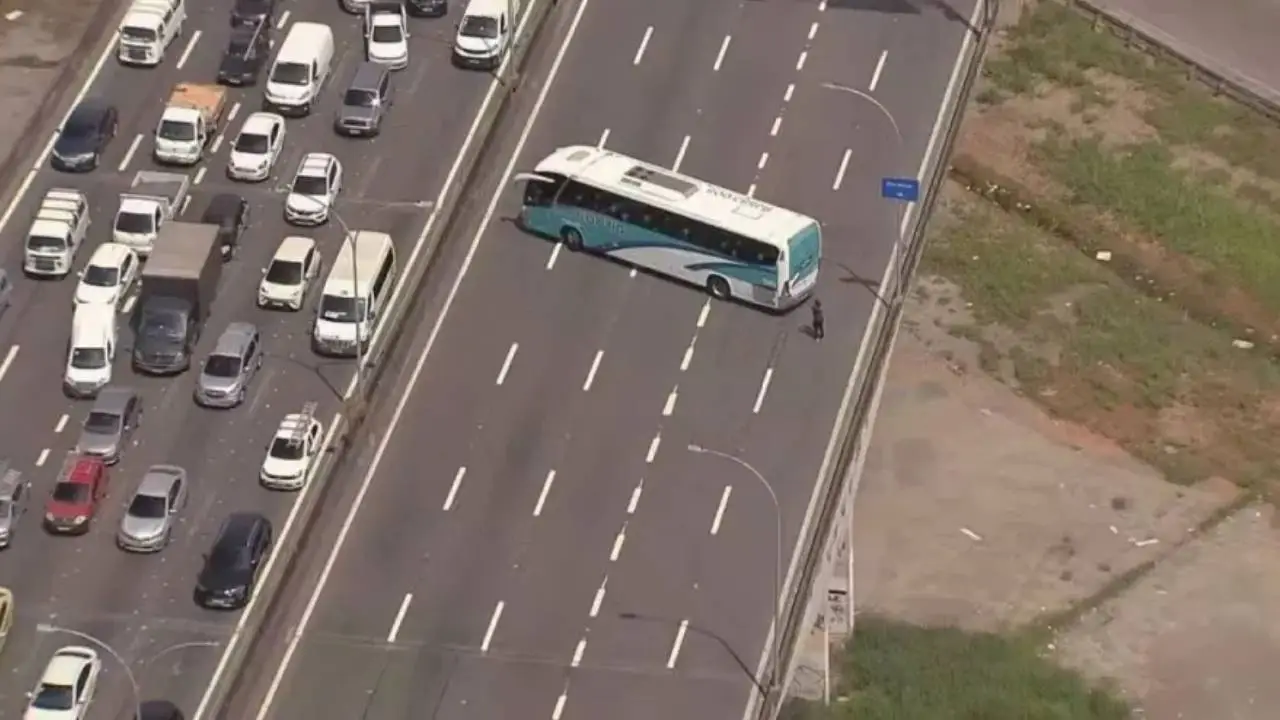 Ônibus com 120 alunos é usado como barricada por criminosos na Linha Vermelha