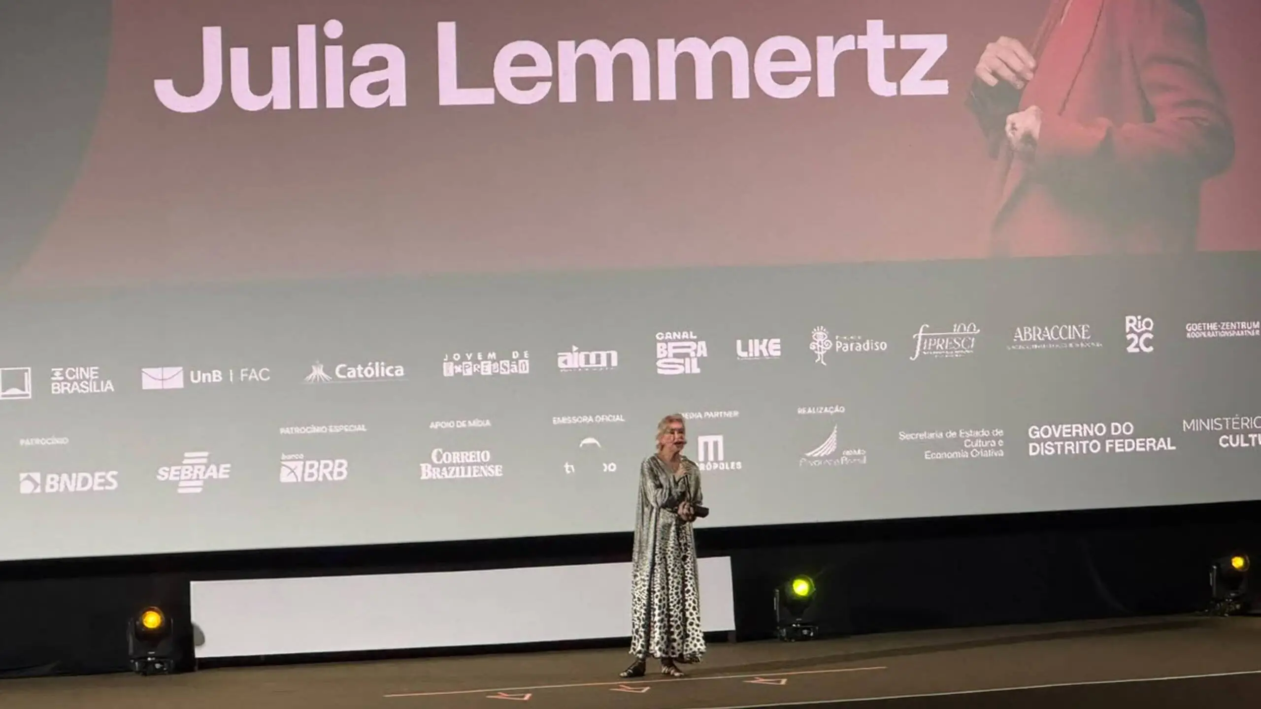 Julia Lemmertz recebe Troféu Candango e revisita filme de sua juventude