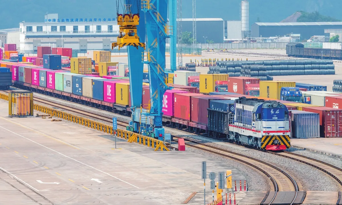 Comércio exterior da China cresce 17,6% nos primeiros oito meses de 2026