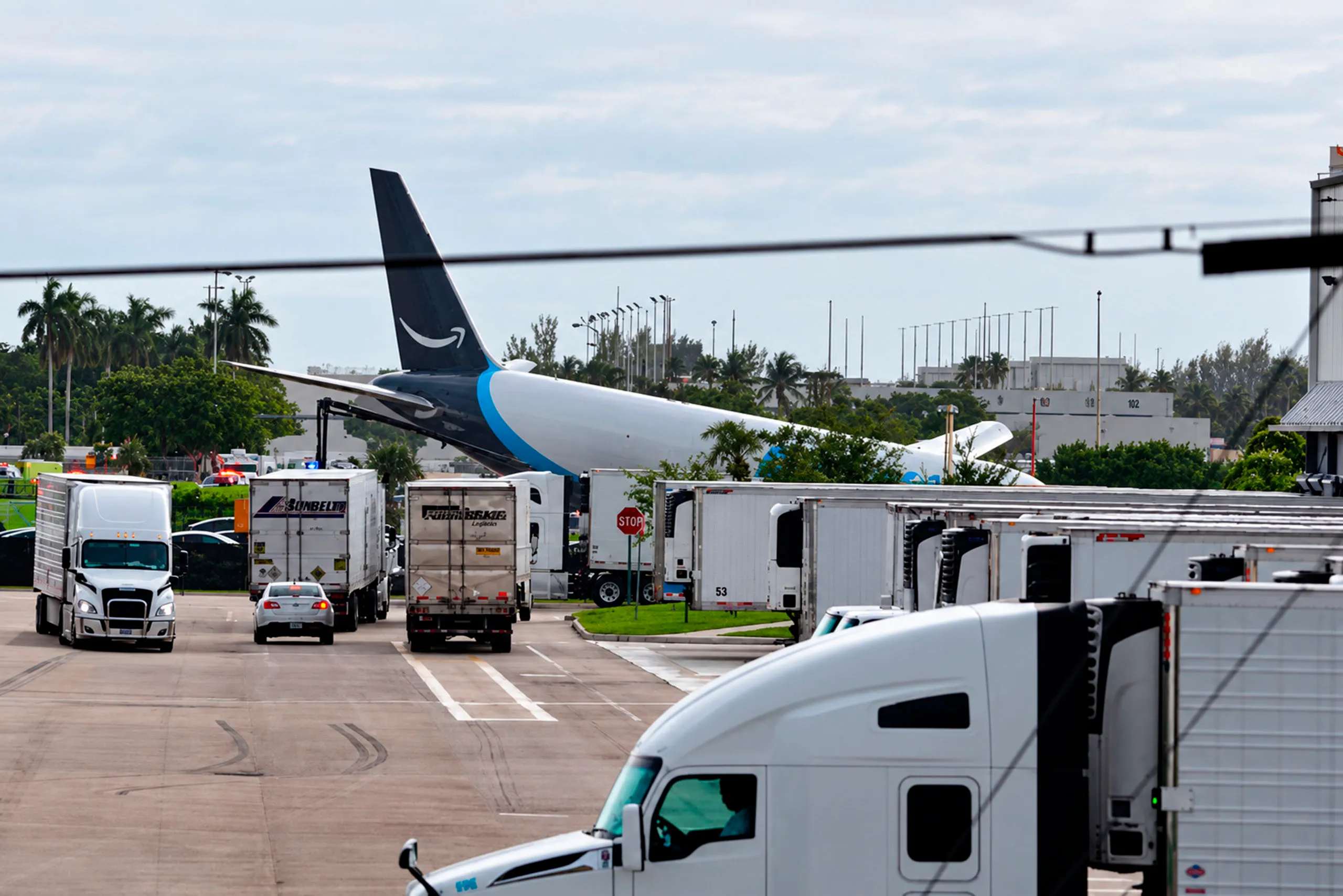 Vítimas de acidente com avião de carga em Miami estavam em veículos